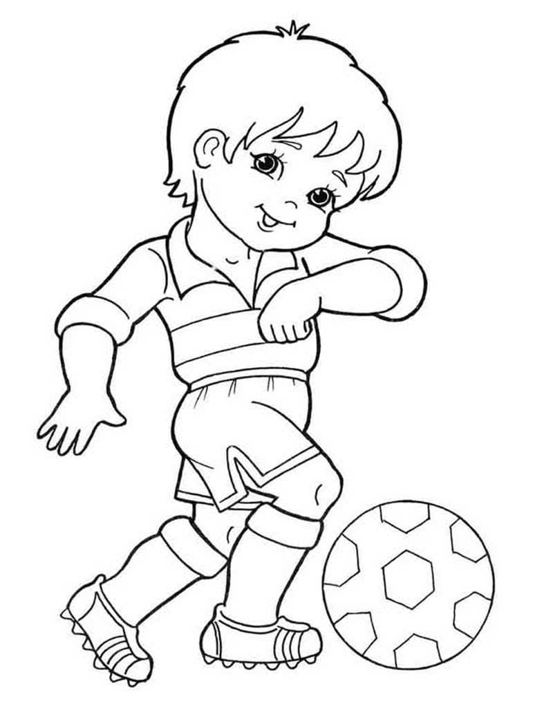 Маленький мальчик играет в футбол