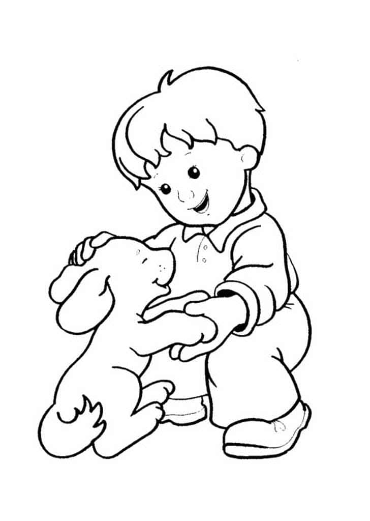 Мальчик играет с щенком