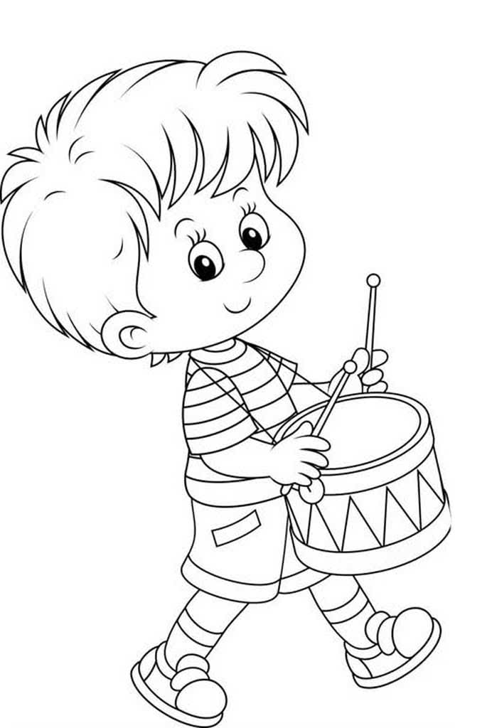 Маленький мальчик играет на барабане