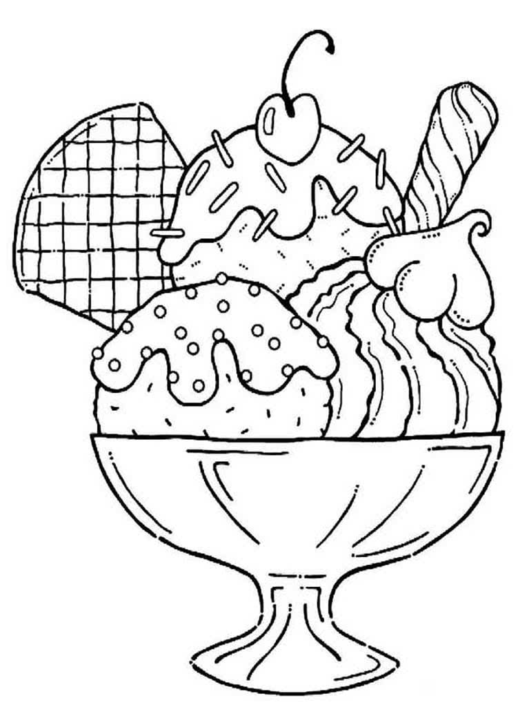 Мороженое в креманке с вафлями и вишенкой