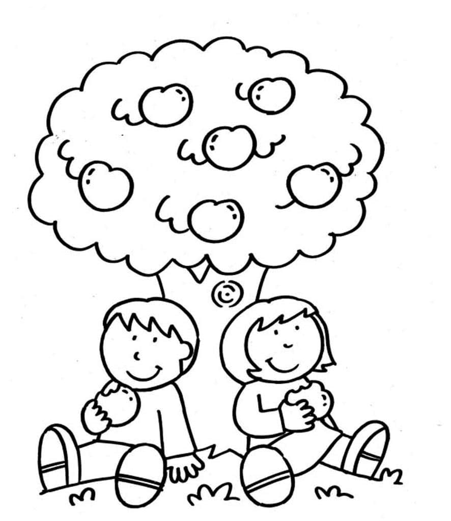 Девочка и мальчик сидят под яблоней