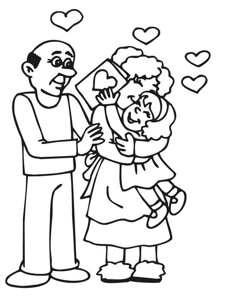 Внучка с открыткой обнимает бабушку и дедушку