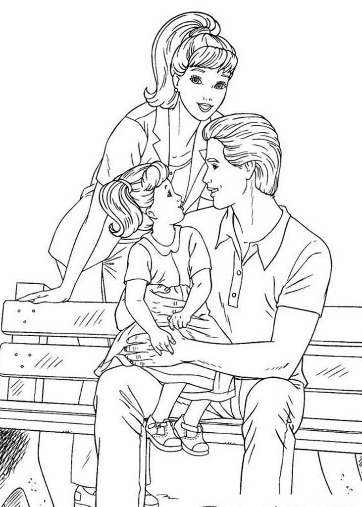 Папа с дочкой на руках и мама