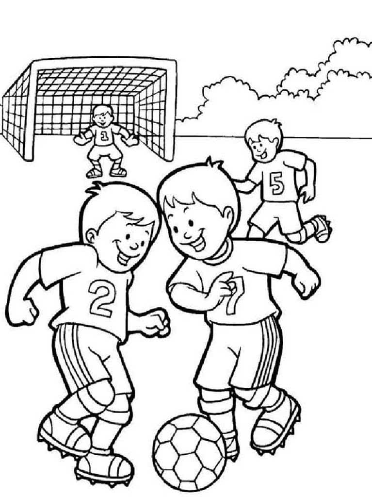 Маленькие дети играют в футбол
