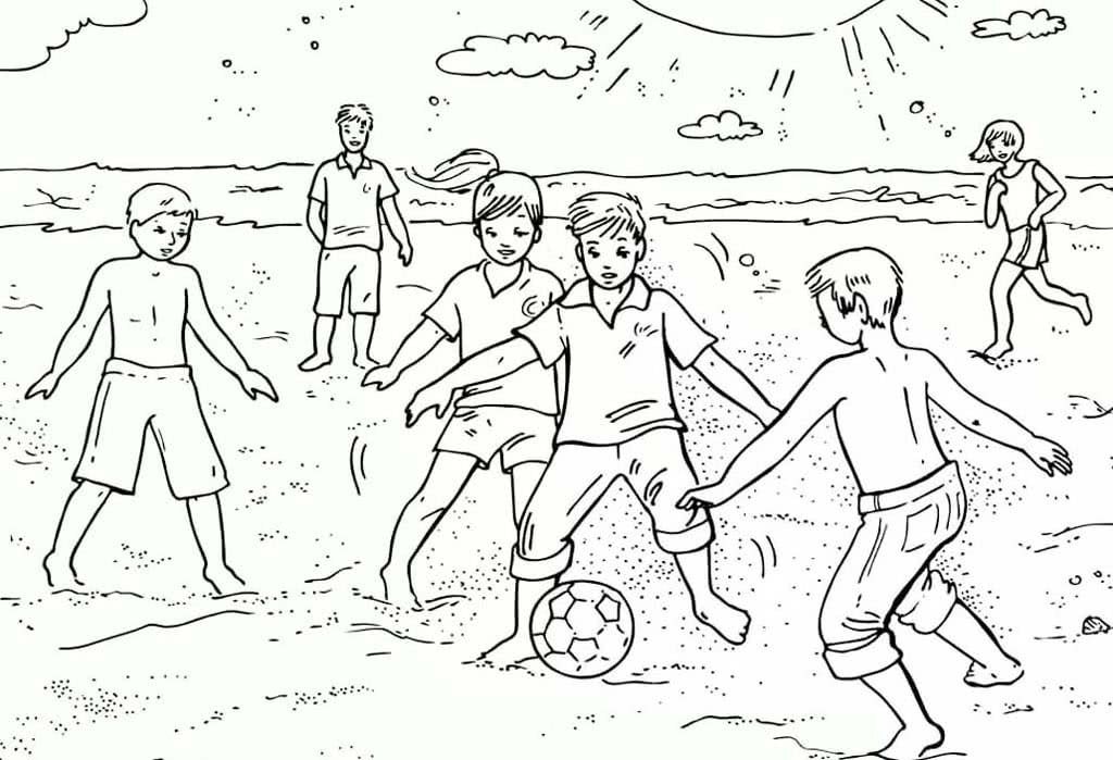 Дети играют на пляже в футбол