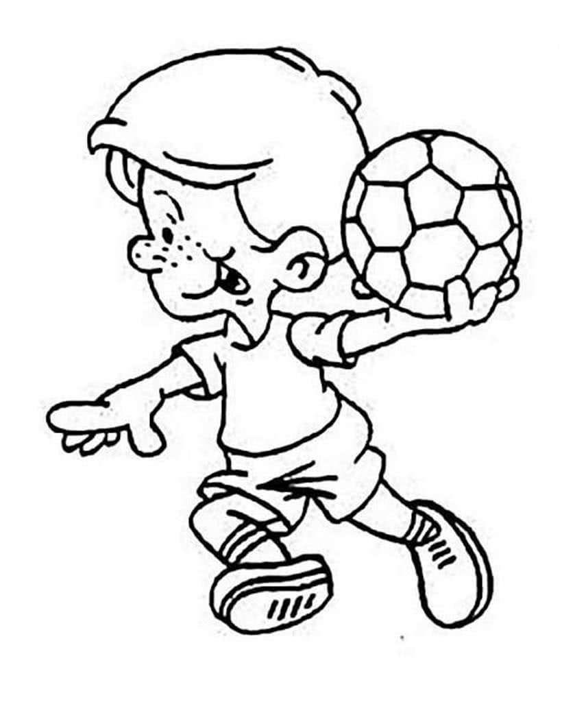 Мальчик в руке держит футбольный мяч