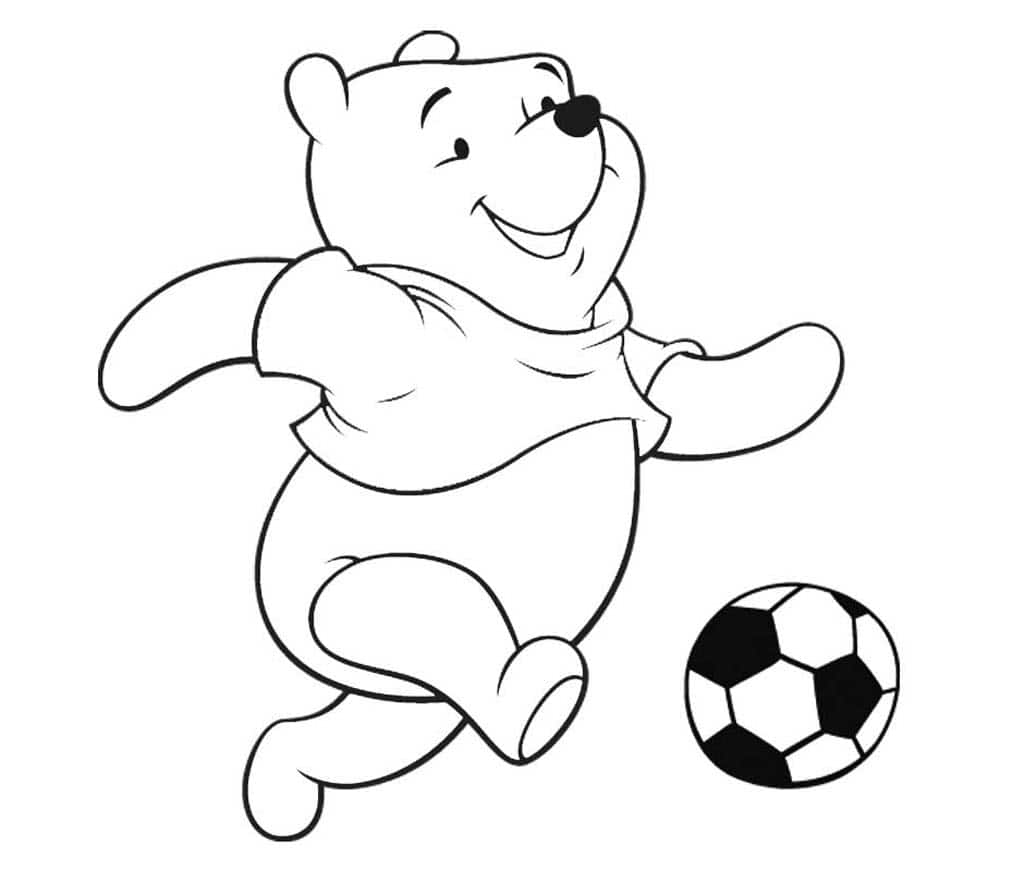 Винни Пух бежит за футбольным мячом