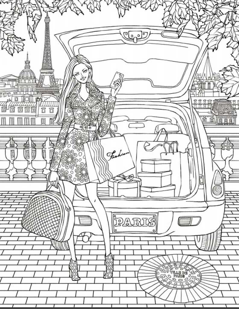 девушка с покупками у открытого багажника