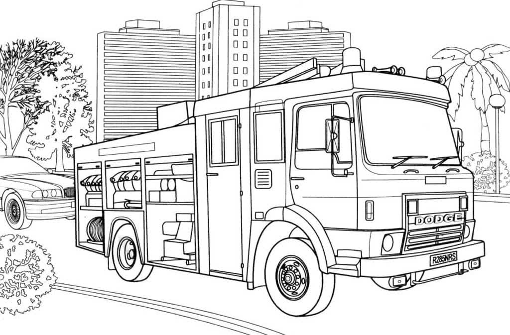Современная пожарная машина едет по городу с высотками