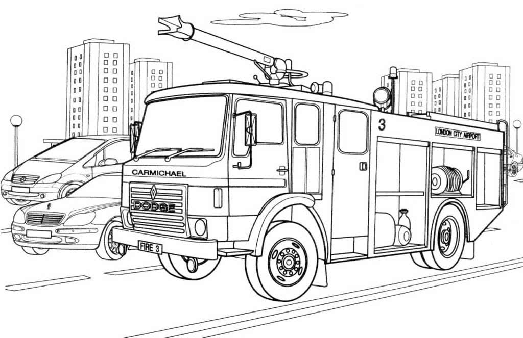 Пожарная машина едет по дороге в городе среди машин