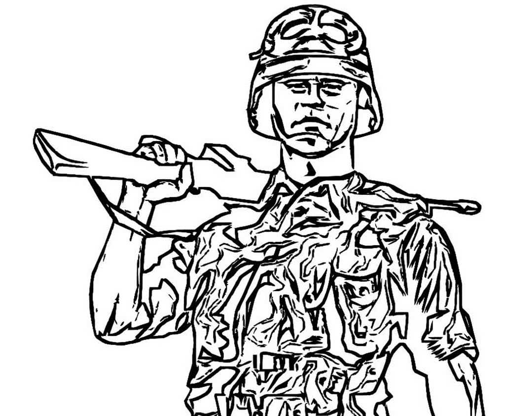 Солдат с оружием на плече и в каске