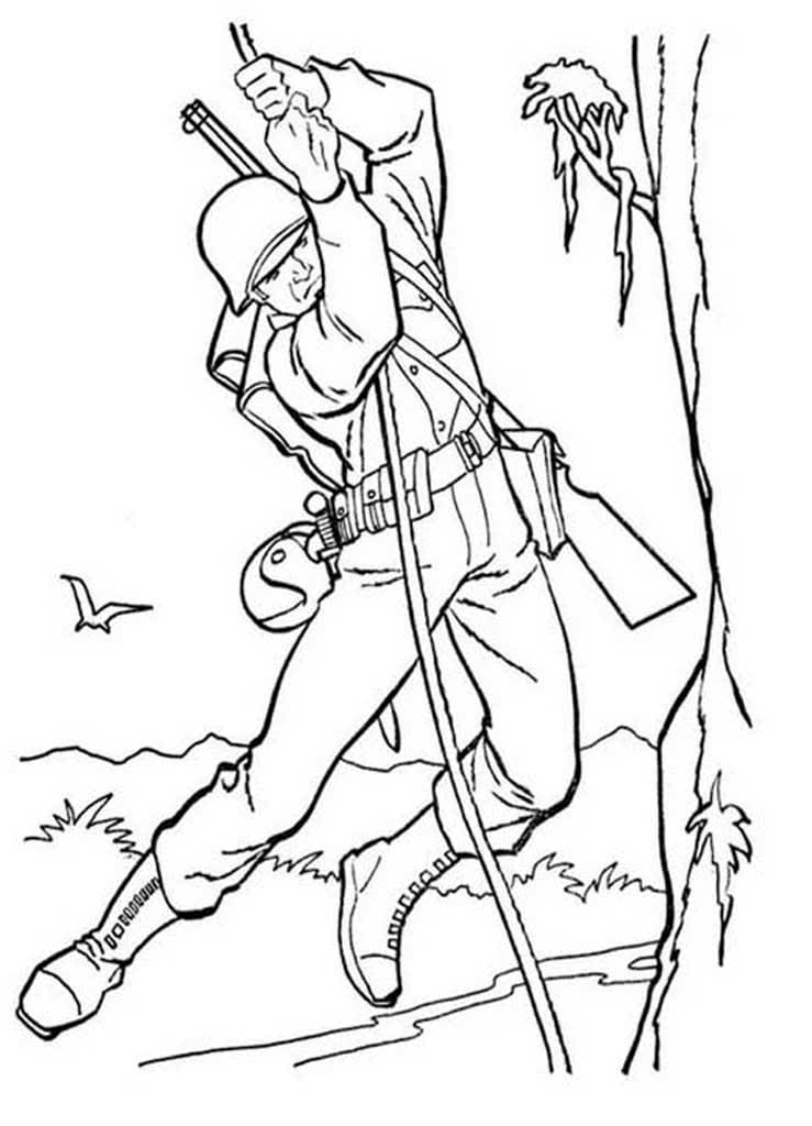 Солдат лезет по веревке на дерево