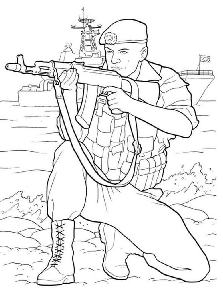 Солдат с винтовкой сидит на фоне корабля