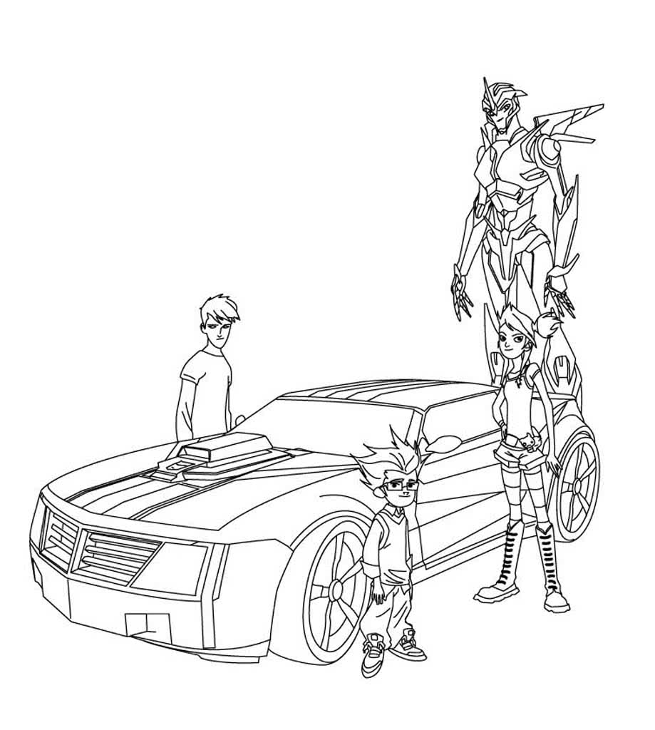 Трансформер стоит у машины с двумя мальчиками и девочкой
