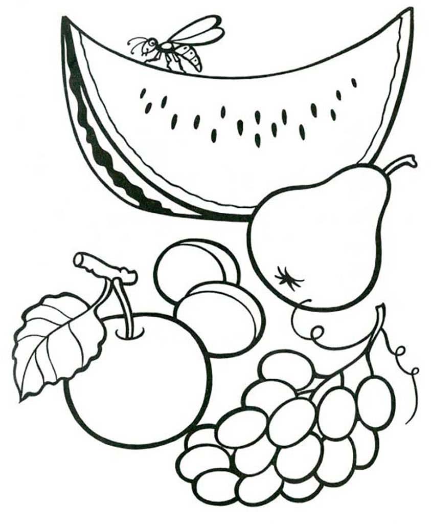 Спелые фрукты и ягоды с пчелой