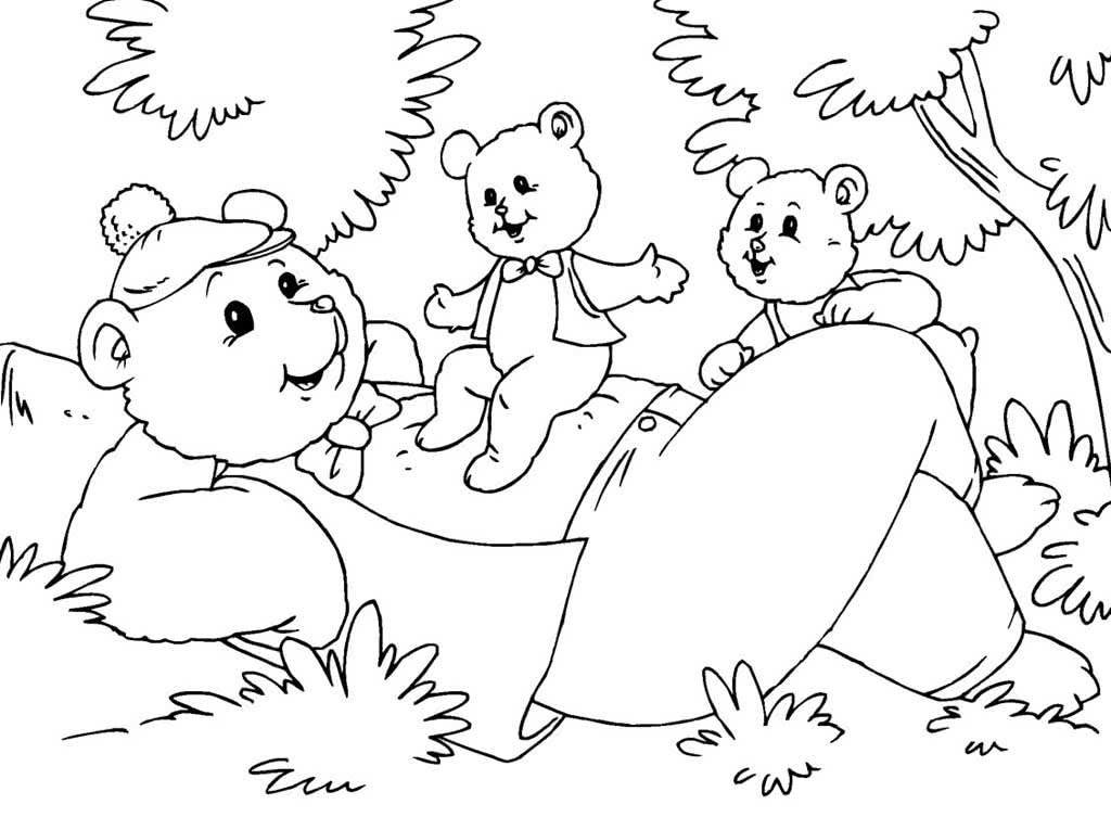 Медведь с бантом и кепкой лежит с двумя медвежатами