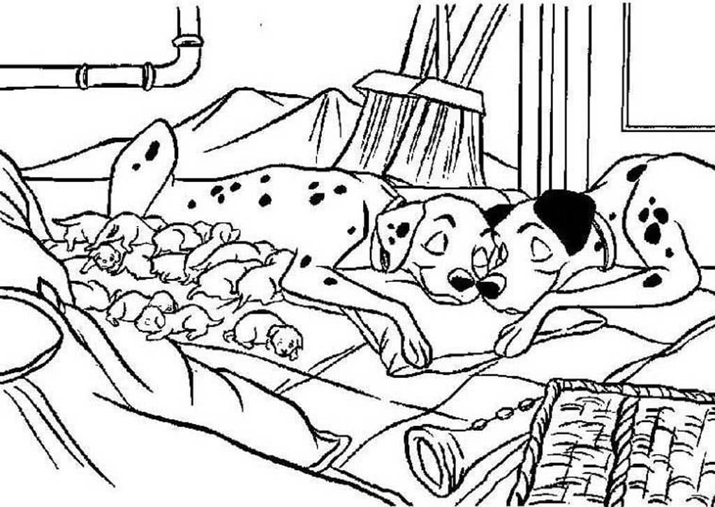 Семья далматинцев спят на кровати