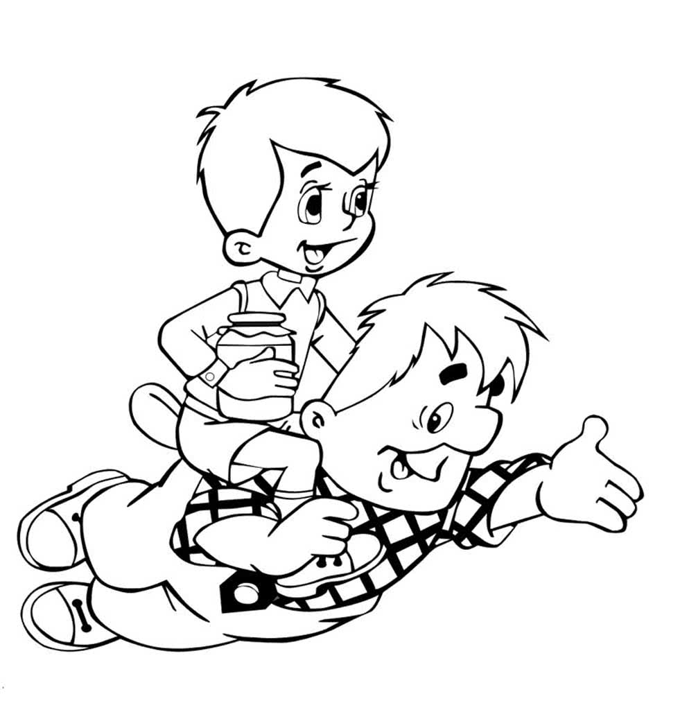 Малыш катается на Карлсоне с баночкой варенья