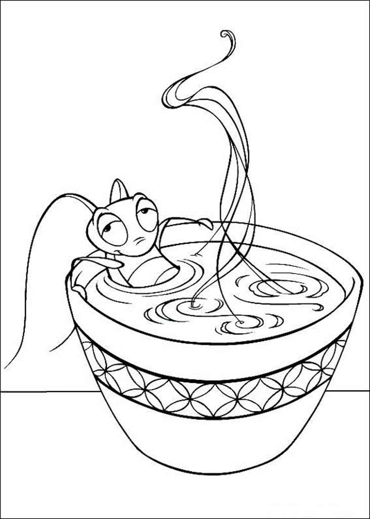 Сверчок Кри Ки купается в чашке