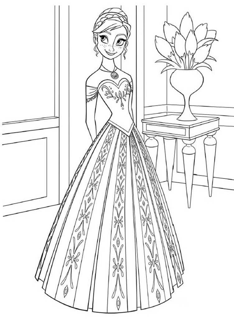 Принцесса Анна в бальном платье стоит в гостинной