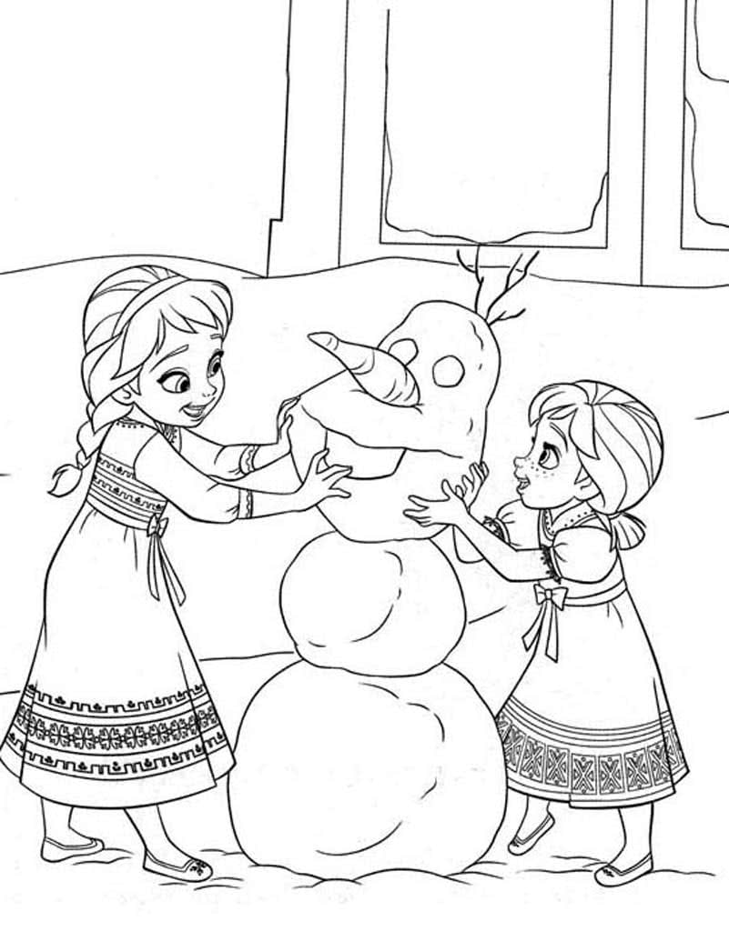 Маленькие Анна и Эльза лепят снеговика